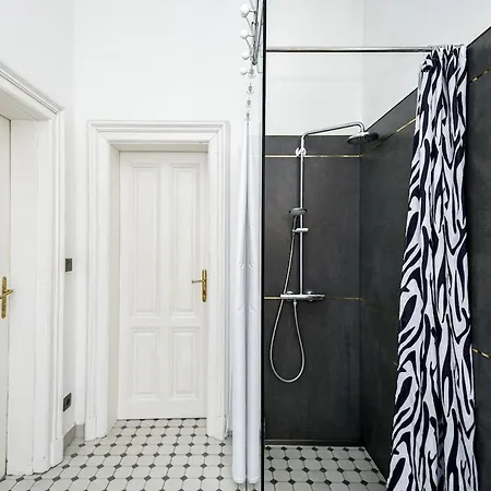 Stylish Old Town 2 Bedroom New Presidential Castle Apartment *