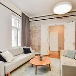 Stylish Old Town 2 Bedroom New Presidential Castle Апартаменти *