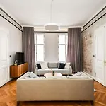 Апартаменти Stylish Old Town 2 Bedroom New Presidential Castle *