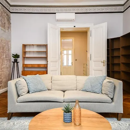 Stylish Old Town 2 Bedroom New Presidential Castle