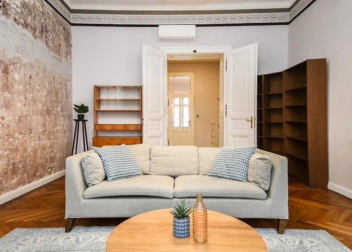 Stylish Old Town 2 Bedroom New Presidential Castle